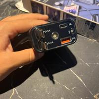 Caricabatterie 4 in 1 con cavi integrati per auto