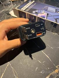 Caricabatterie 4 in 1 con cavi integrati per auto