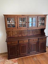 Grande credenza con vetrina in legno stile rustico