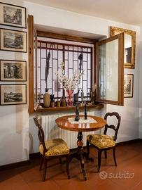 Set tavolo rotondo d'epoca e 2 sedie antiche