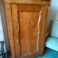 armadio in legno antico 