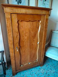 armadio in legno antico 