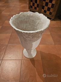 Vaso decorativo bianco a calice con rilievi rose