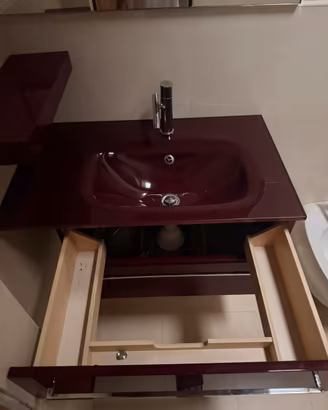 Mobile bagno con lavabo e specchio