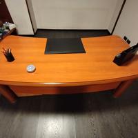 scrivania d'ufficio in legno