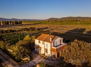 Elegante villa con ampio giardino