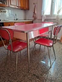 Tavolo, sedie e mobile