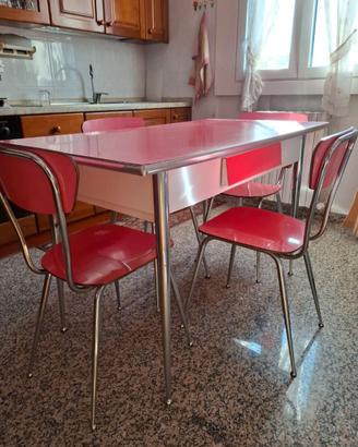 Tavolo, sedie e mobile