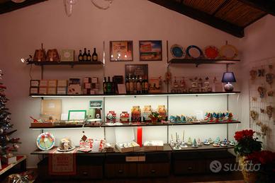 Sistema di mensole a parete