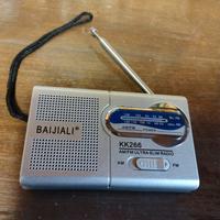 Piccola radio a pile, con antenna