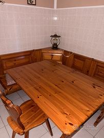 Tavolo da pranzo con panca