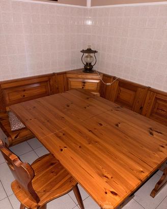 Tavolo da pranzo con panca