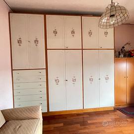 Armadio in legno laccato