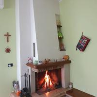 Caminetto alimentato a legna