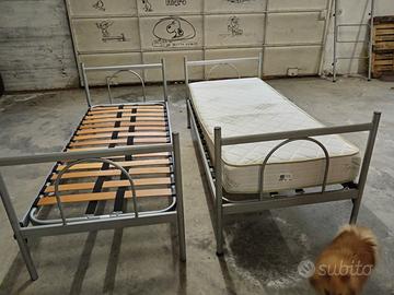 Coppia di letti in ferro