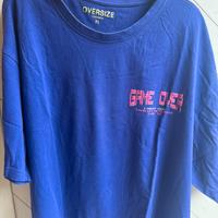 T-shirt viola con stapmpa avnti e dietro