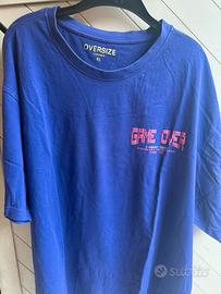 T-shirt viola con stapmpa avnti e dietro