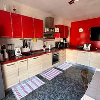 Cucina moderna con penisola e 3 sgabelli