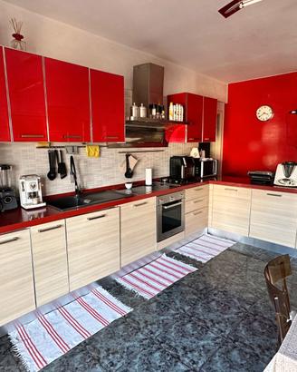 Cucina moderna con penisola e 3 sgabelli