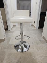 Sgabelli in ecopelle e acciaio 