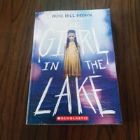 libro "The girl in the lake" di India Hill Brown