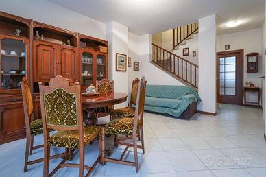 Casa indipendente di 95 m² con 3 locali e box auto