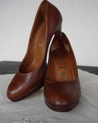 Decollete' in pelle color cuoio