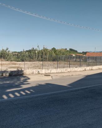 Piazzale e terreno a gradoni sottostante