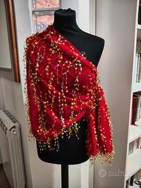 stola rossa con applicazioni 