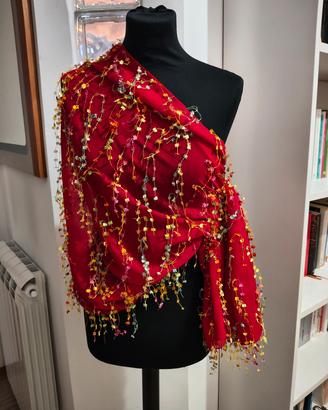 stola rossa con applicazioni 