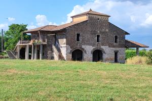 Ampio fabbricato al grezzo