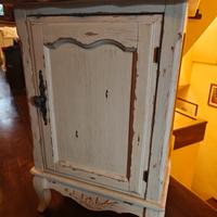 Comodino stile provenzale 