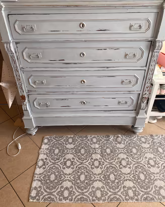 Cassettiera completamente restaurata in stile shab