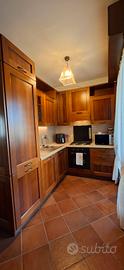 cucina con elettrodomestici 