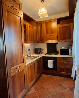 cucina con elettrodomestici 