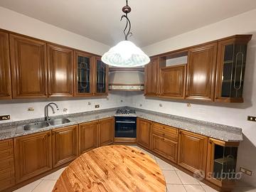 Cucina in Legno Massello e top in Granito 3 cm