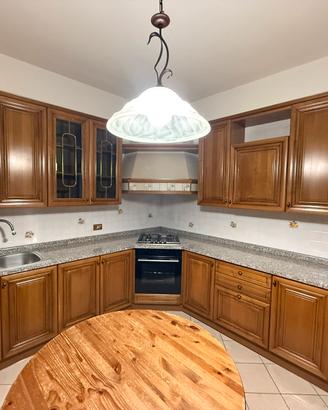 Cucina in Legno Massello e top in Granito 3 cm