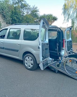 Dacia Logan pianale ribassato trasporto disabili