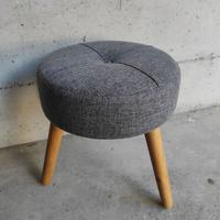 Pouf in Tessuto Grigio e gambe in Legno