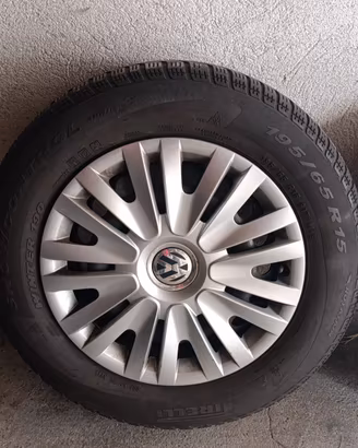 4 gomme Pirelli 195/65 R15 invernali + cerchi VW