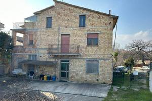 Casa indipendente di 255 m² con più di 5 locali a 