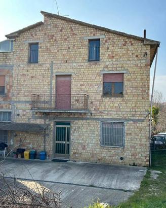 Casa indipendente di 255 m² con più di 5 locali a 