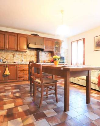 Rustico / Casale di 749 m² con più di 5 locali e b