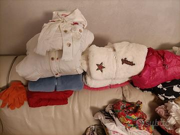 Lotto vestiario bimba 2-6 anni 136 pezzi