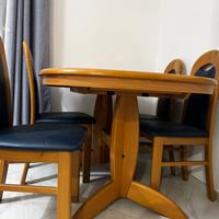 Tavolo con sedi e mini bar