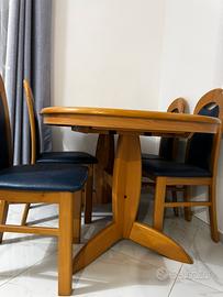 Tavolo con sedi e mini bar