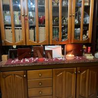 Credenza com tavolo e sedie