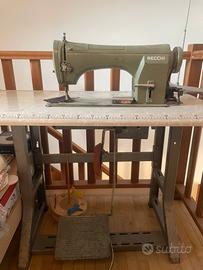 Macchina da cucire Necchi industriale