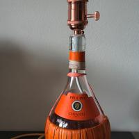 Bottiglia fiasco di Chianti con porta lampada