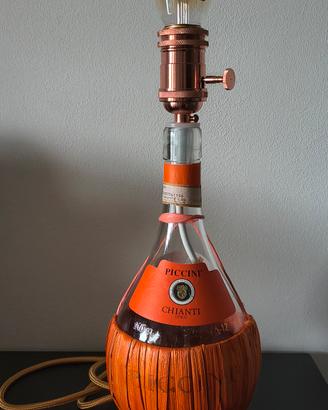 Bottiglia fiasco di Chianti con porta lampada